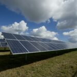 Rzędy paneli fotowoltaicznych w instalacji PV
