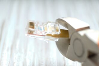 Zaciskanie wtyku na przewodzie sieciowym